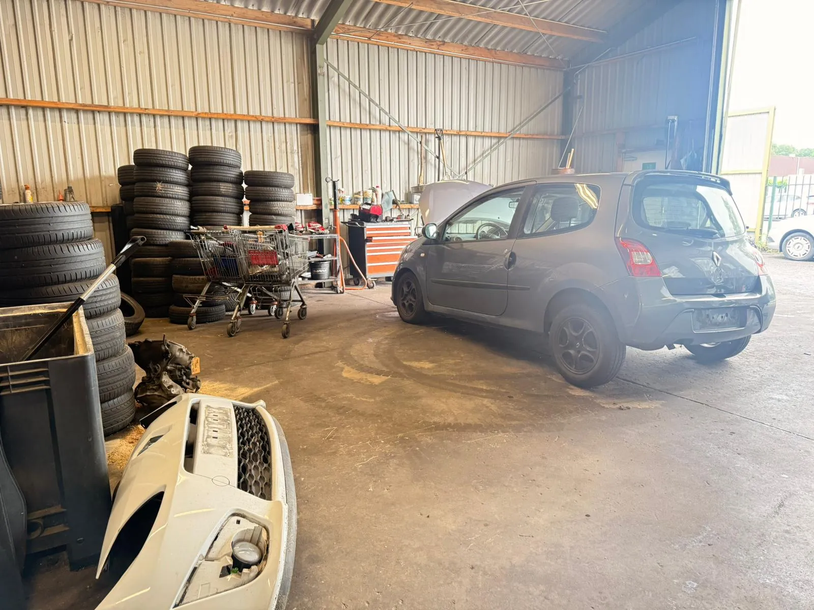 De werkplaats waar auto's worden gedemonteerd