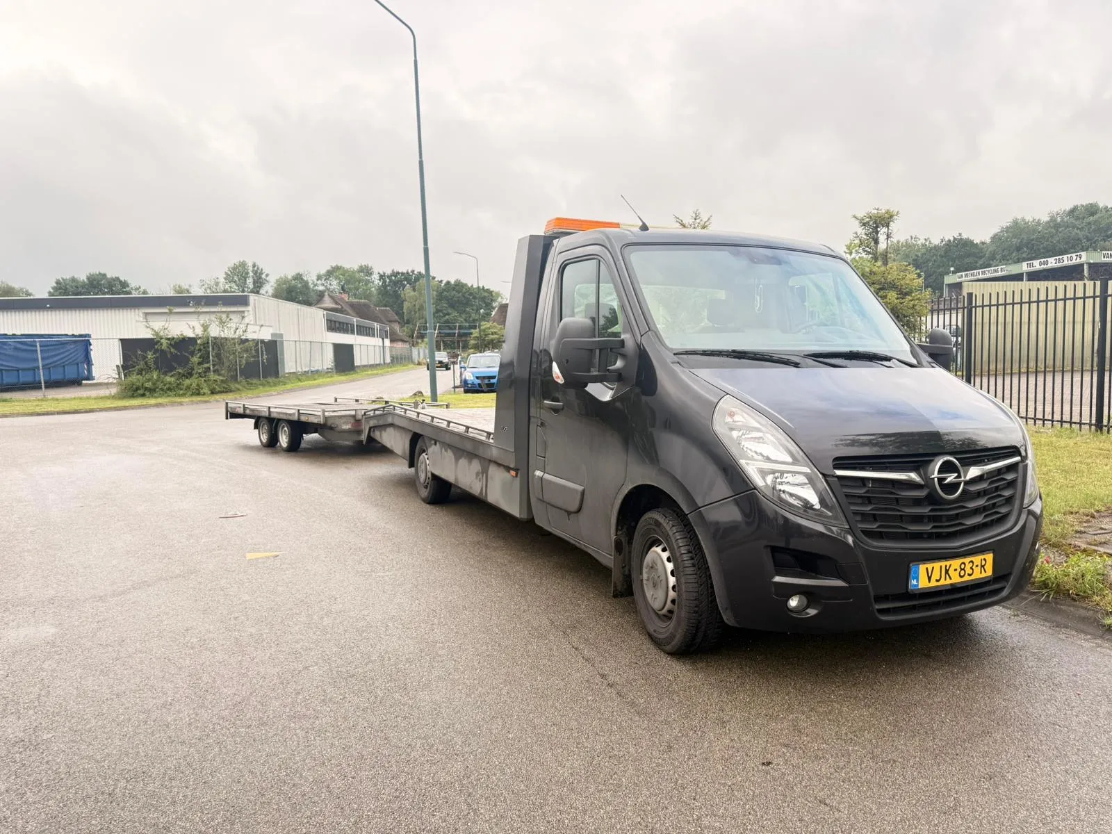 De oprijwagen van Autosloperij J. Weber waarmee auto's in de omgeving worden opgehaald